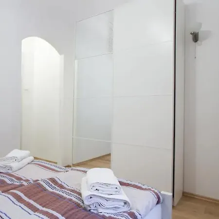 Apartment Stylish Quiet In Old Town Historic Centre