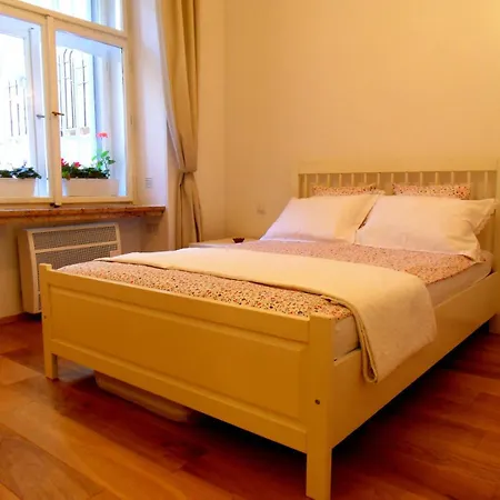 Stylish Quiet In Old Town Historic Centre Apartment Prag